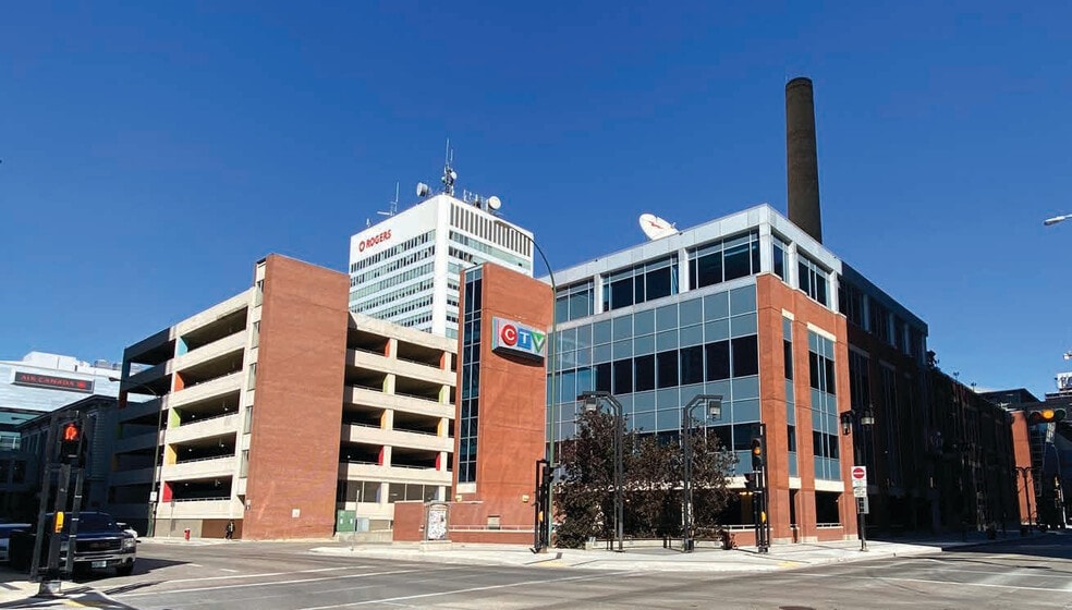345 Graham Av, Winnipeg, MB à louer - Photo du bâtiment - Image 2 de 14
