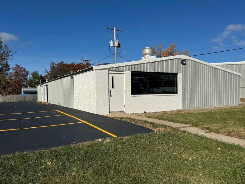 300 N Marion St, Olathe, KS for lease - Building Photo - Image 1 of 9
