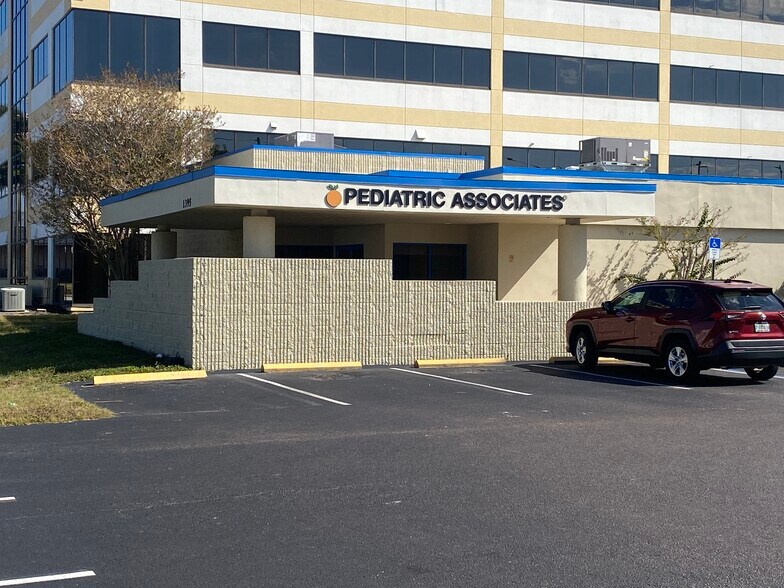 1395 West Bay Dr, Largo, FL à vendre - Photo du bâtiment - Image 3 de 16