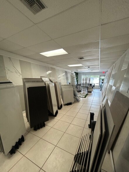 3100 Tamiami Trl N, Naples, FL for lease - Interior Photo - Image 2 of 6