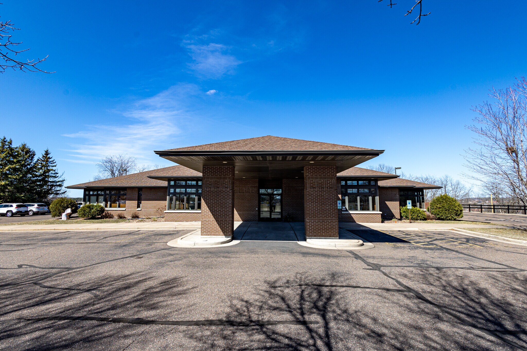 1110 Oak Ridge Dr, Eau Claire, WI for lease Building Photo- Image 1 of 32