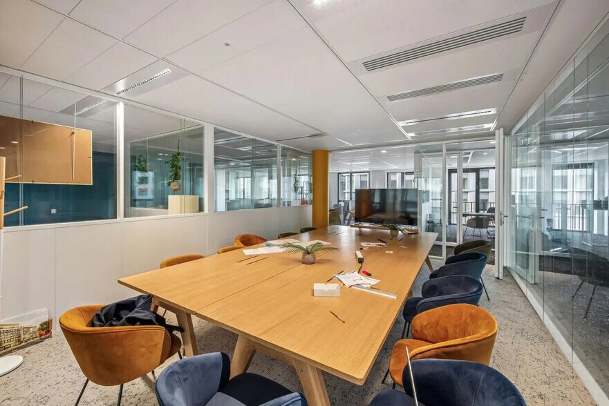 Bureau dans Montigny-le-Bretonneux à louer - Photo du bâtiment - Image 3 de 14