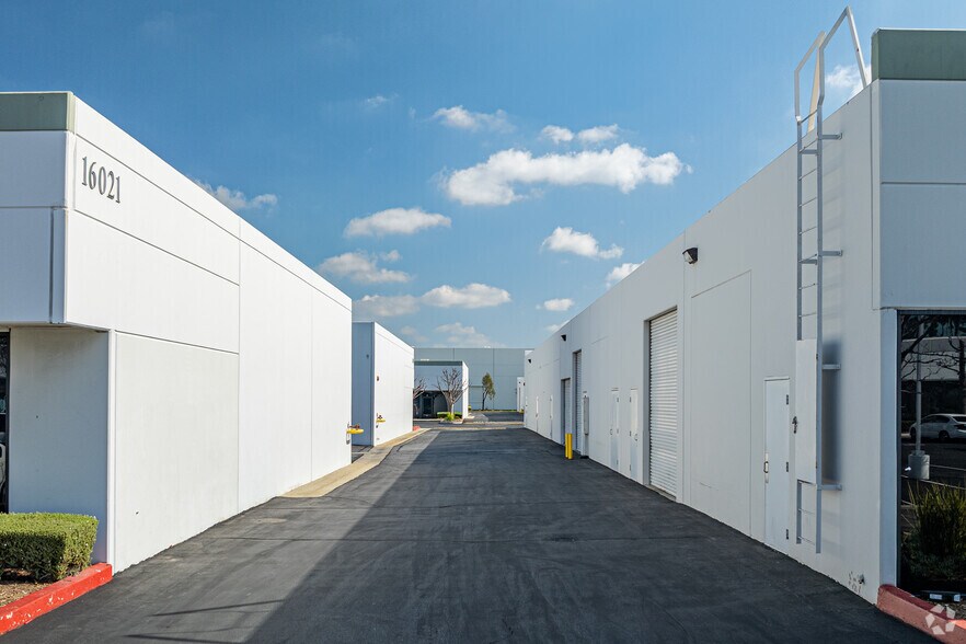 16021 Arrow Hwy, Irwindale, CA à louer - Photo du bâtiment - Image 3 de 23