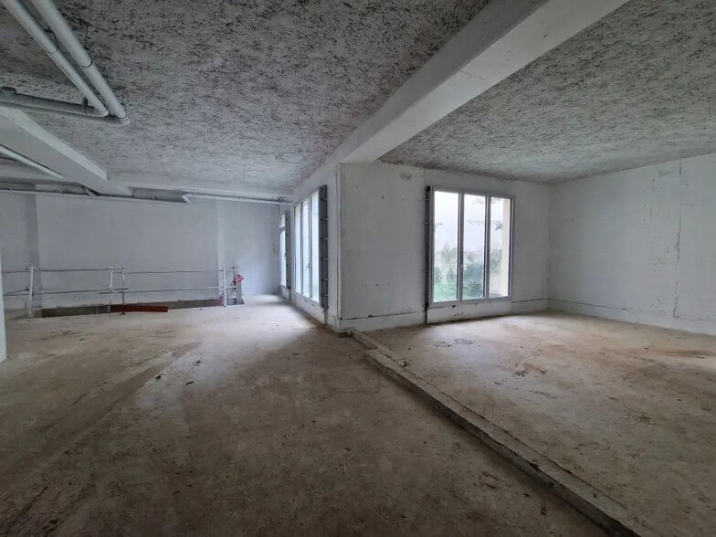 Retail in Paris for sale - Interior Photo - Image 2 of 8