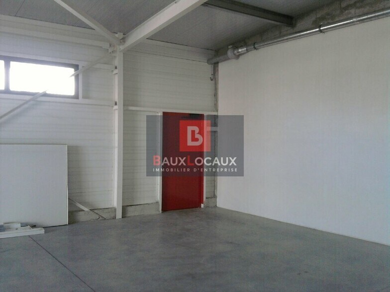 Retail in Sénas for lease - Interior Photo - Image 3 of 3