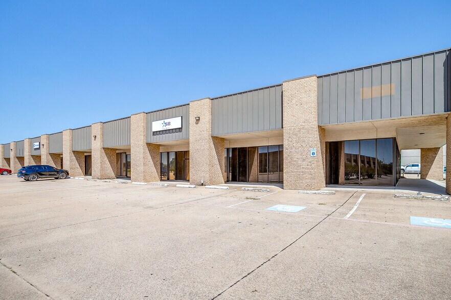 401 S Jim Wright Fwy, Fort Worth, TX à louer - Photo principale - Image 1 de 25