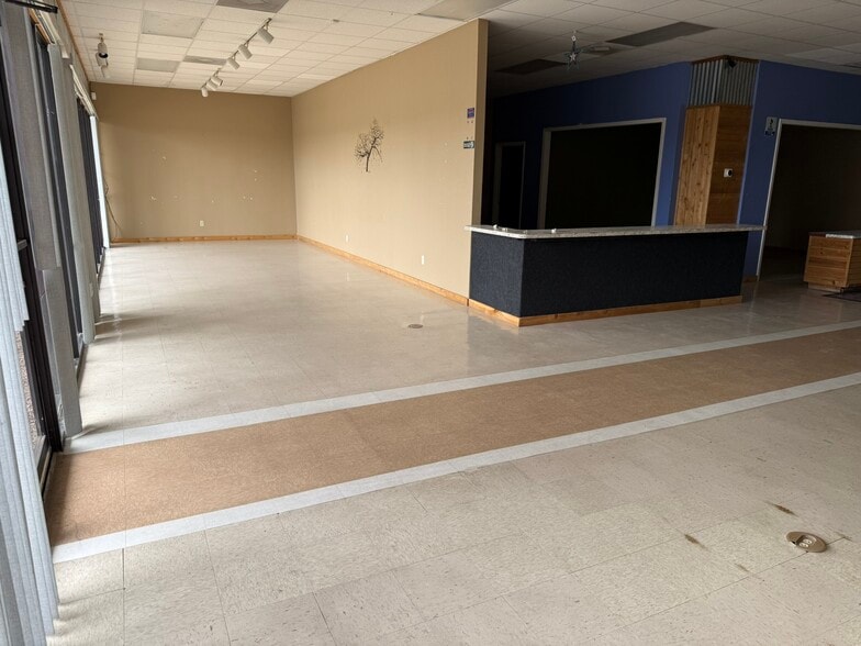 501 N Ed Carey Dr, Harlingen, TX for lease - Interior Photo - Image 2 of 6