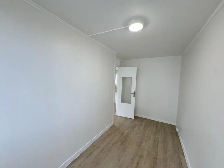 Office in Versailles for lease - Building Photo - Image 2 of 9