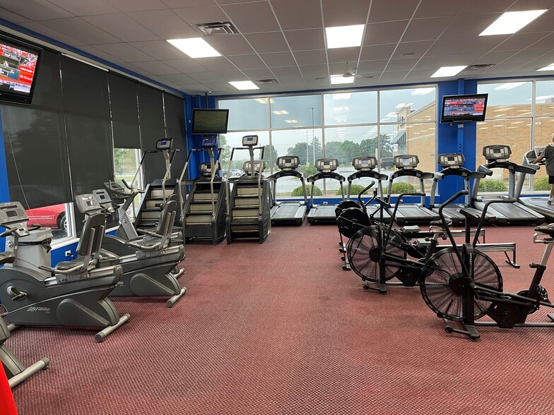 720 Foxpointe Dr, Sycamore, IL for lease - Building Photo - Image 3 of 15