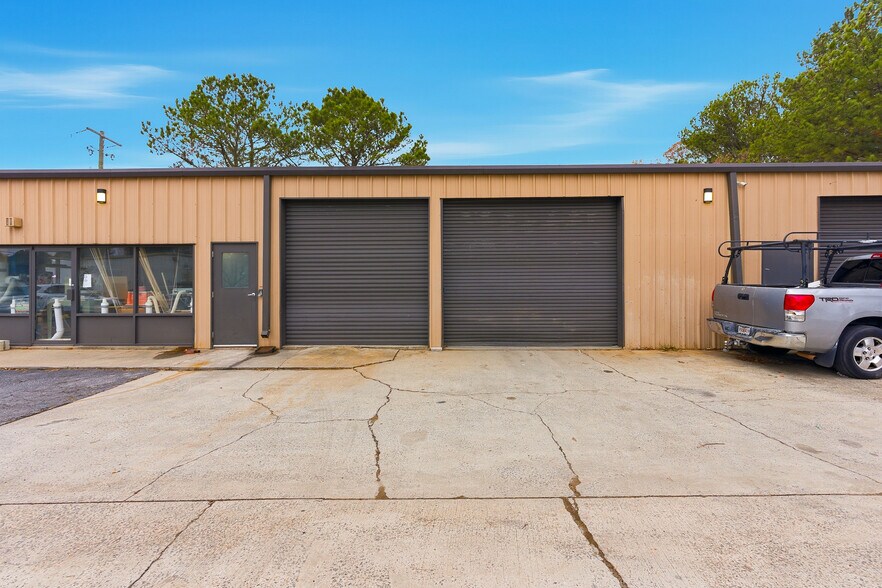 961 Shallowford Rd NE, Kennesaw, GA à vendre - Photo du bâtiment - Image 2 de 32