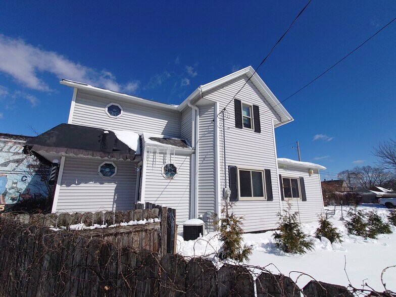 2340 Kinnickinnic Ave, Milwaukee, WI à vendre - Photo du bâtiment - Image 2 de 9