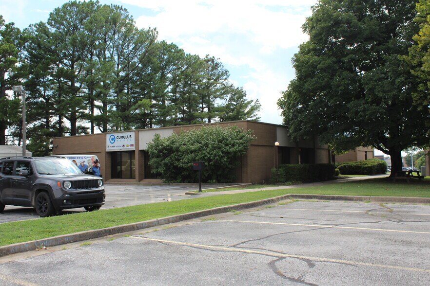 Fayetteville Office Buildings portefeuille de 2 propriétés à vendre sur LoopNet.ca - Photo du bâtiment - Image 3 de 7