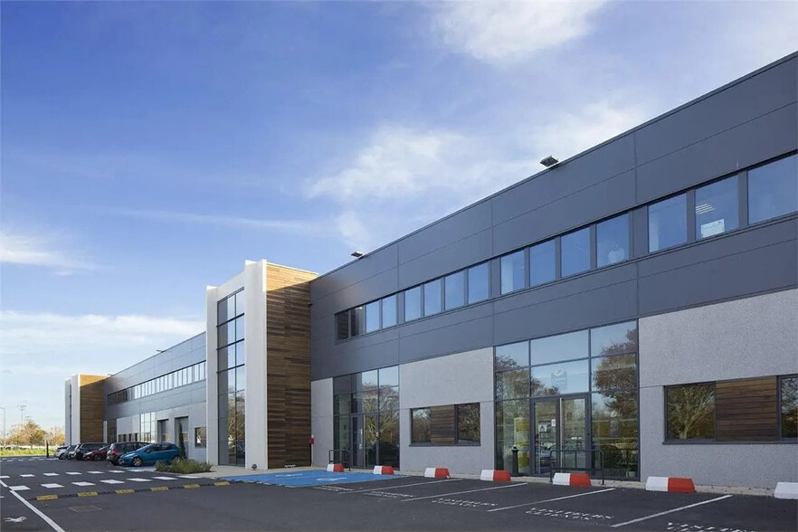 Flex in Cergy for lease - Building Photo - Image 1 of 9