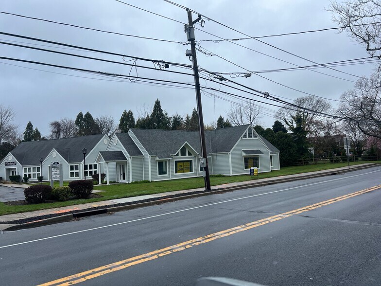 487 Main Rd, Riverhead, NY à louer - Photo du bâtiment - Image 1 de 3