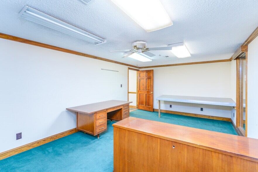 1734 University Commercial Pl, Charlotte, NC à louer - Photo du bâtiment - Image 3 de 33