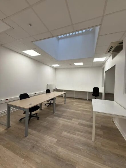 Retail in Paris for lease - Interior Photo - Image 1 of 13