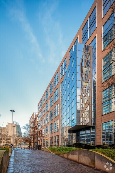 2 Place Des Vosges, Courbevoie à louer - Photo du bâtiment - Image 2 de 15