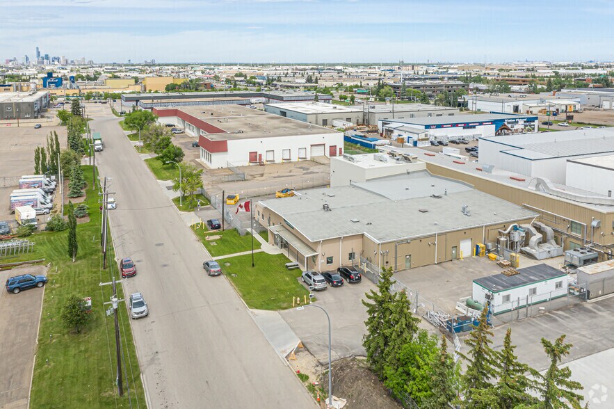 4035 101st St NW, Edmonton, AB à vendre - Aérien - Image 3 de 6