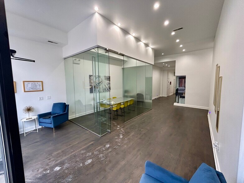 2117 W Grand Ave, Chicago, IL à louer - Photo du bâtiment - Image 3 de 13