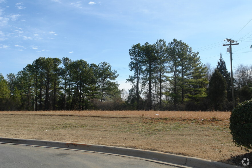 Poplar Tent Rd, Concord, NC à vendre - Photo principale - Image 1 de 3