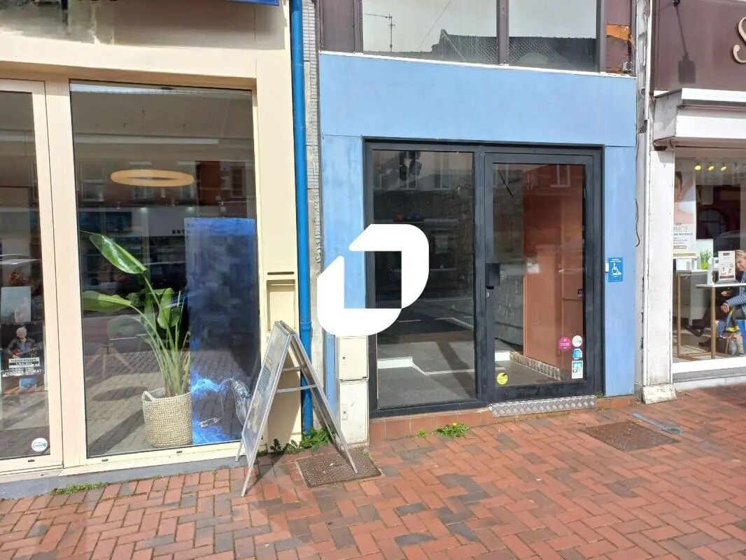 Commerce de détail dans Croix à louer Photo du bâtiment- Image 1 de 7