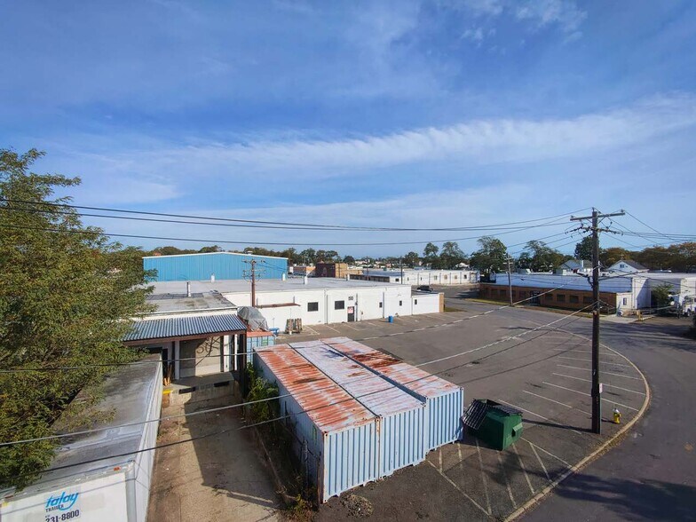 50 E Ranick Dr, Amityville, NY à vendre - Photo du bâtiment - Image 2 de 5