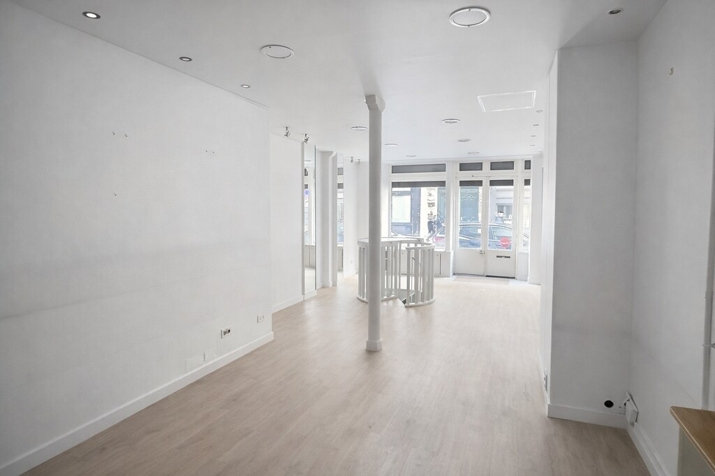 Retail in Paris for lease Interior Photo- Image 1 of 8
