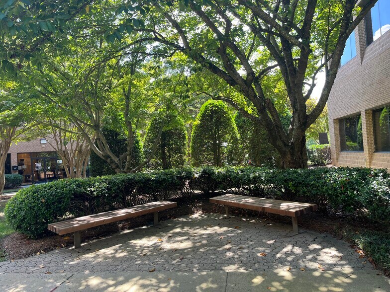 4025 University Pky, Winston-Salem, NC à louer - Photo du bâtiment - Image 3 de 40