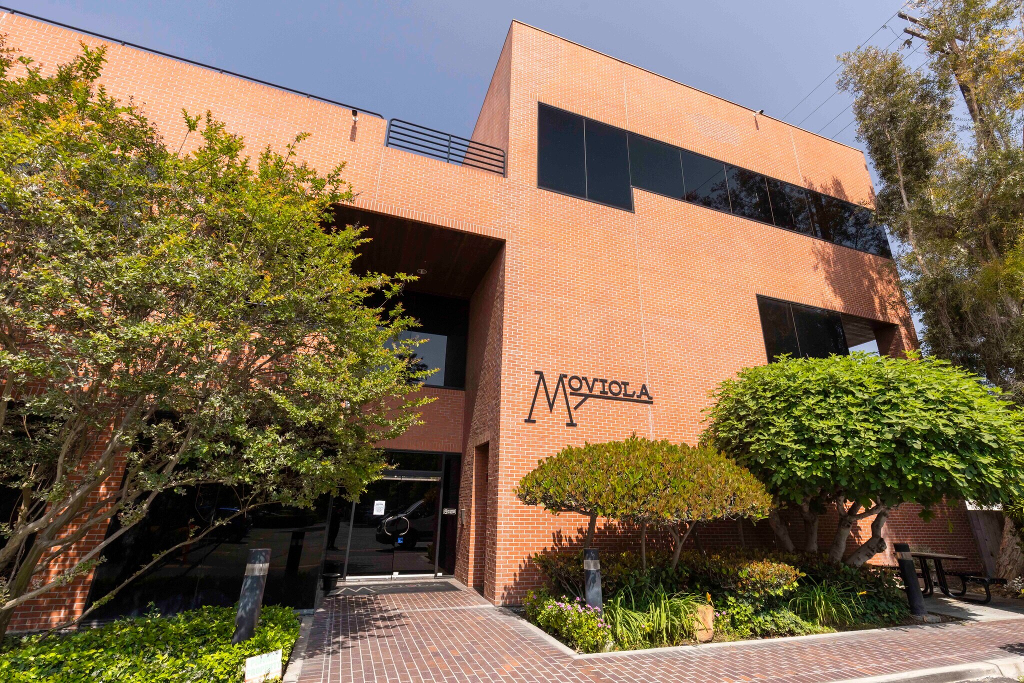 1015 N Hollywood Way, Burbank, CA à louer Photo du bâtiment- Image 1 de 10