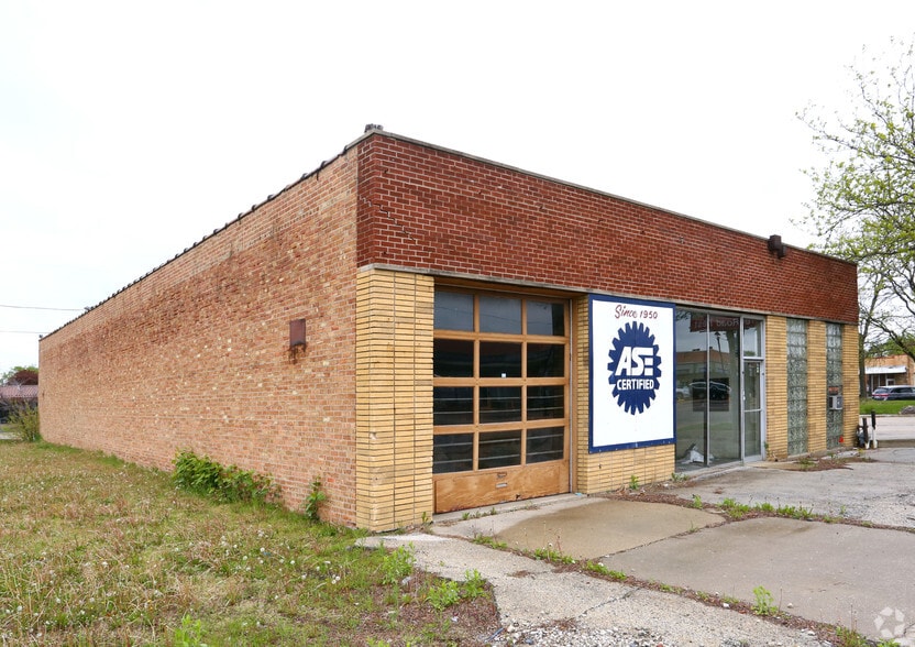 N Milwaukee Portfolio portfolio of 3 properties for sale on LoopNet.ca - Primary Photo - Image 2 of 3