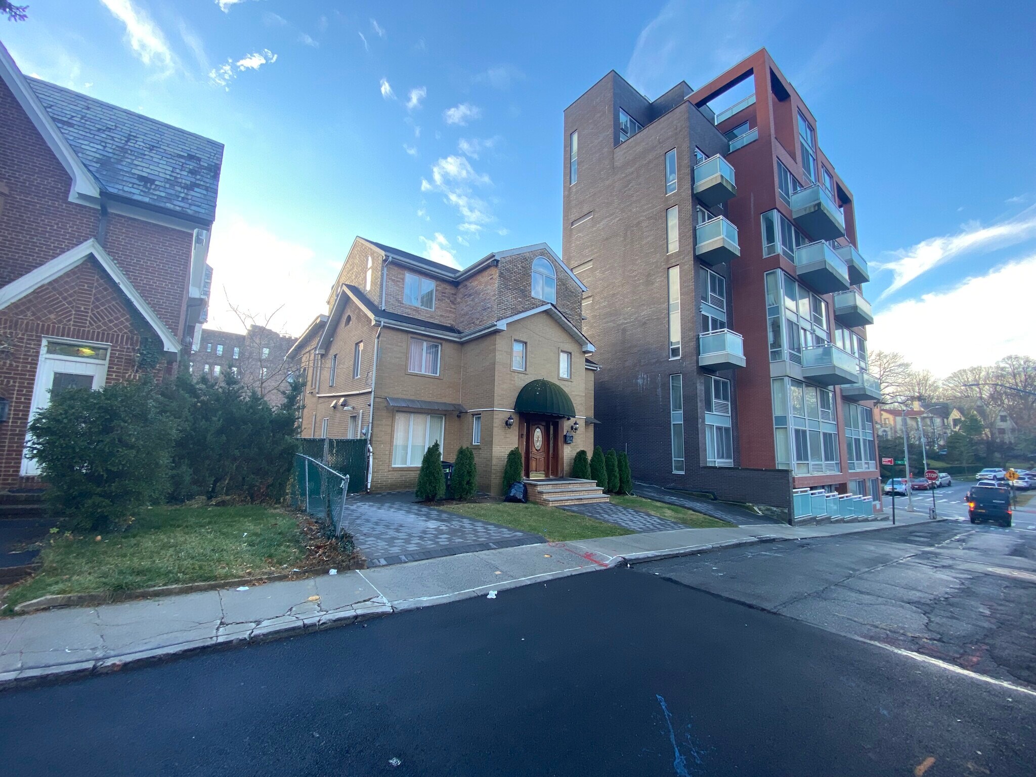 11614 Grosvenor Ln, Kew Gardens, NY à vendre Photo principale- Image 1 de 47