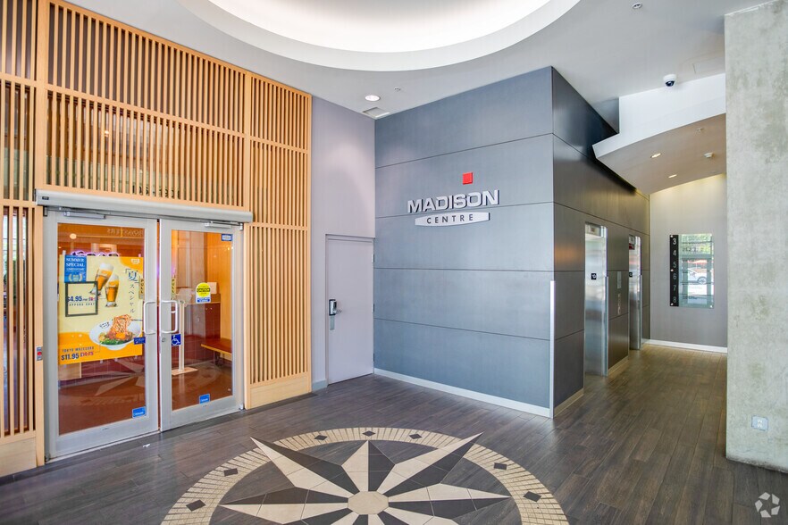 1901 Rosser Ave, Burnaby, BC à louer - Hall d’entrée - Image 3 de 7
