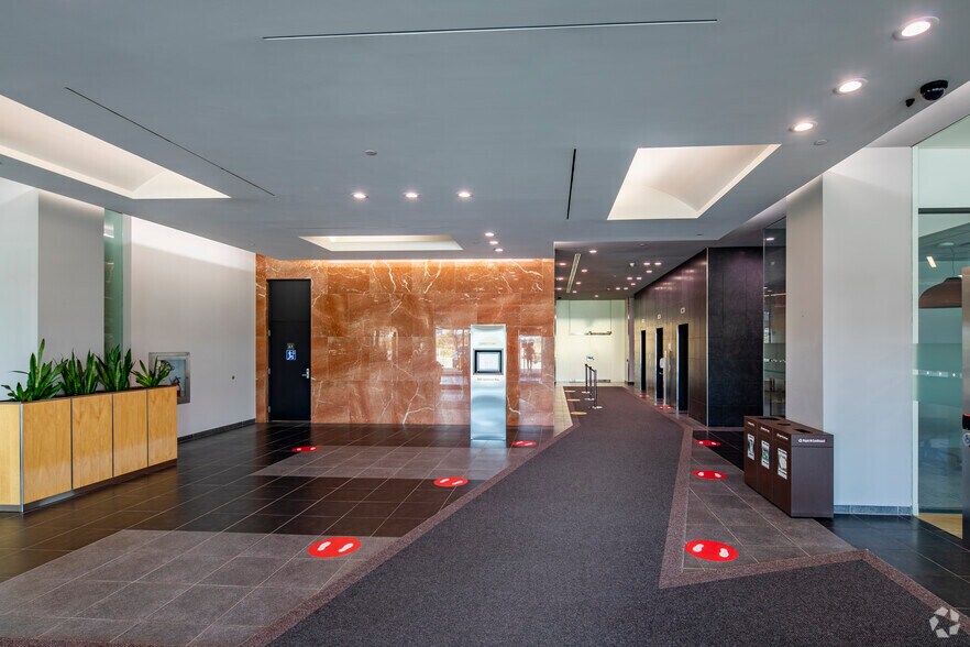 5060 Spectrum Way, Mississauga, ON à louer - Hall d’entrée - Image 2 de 6