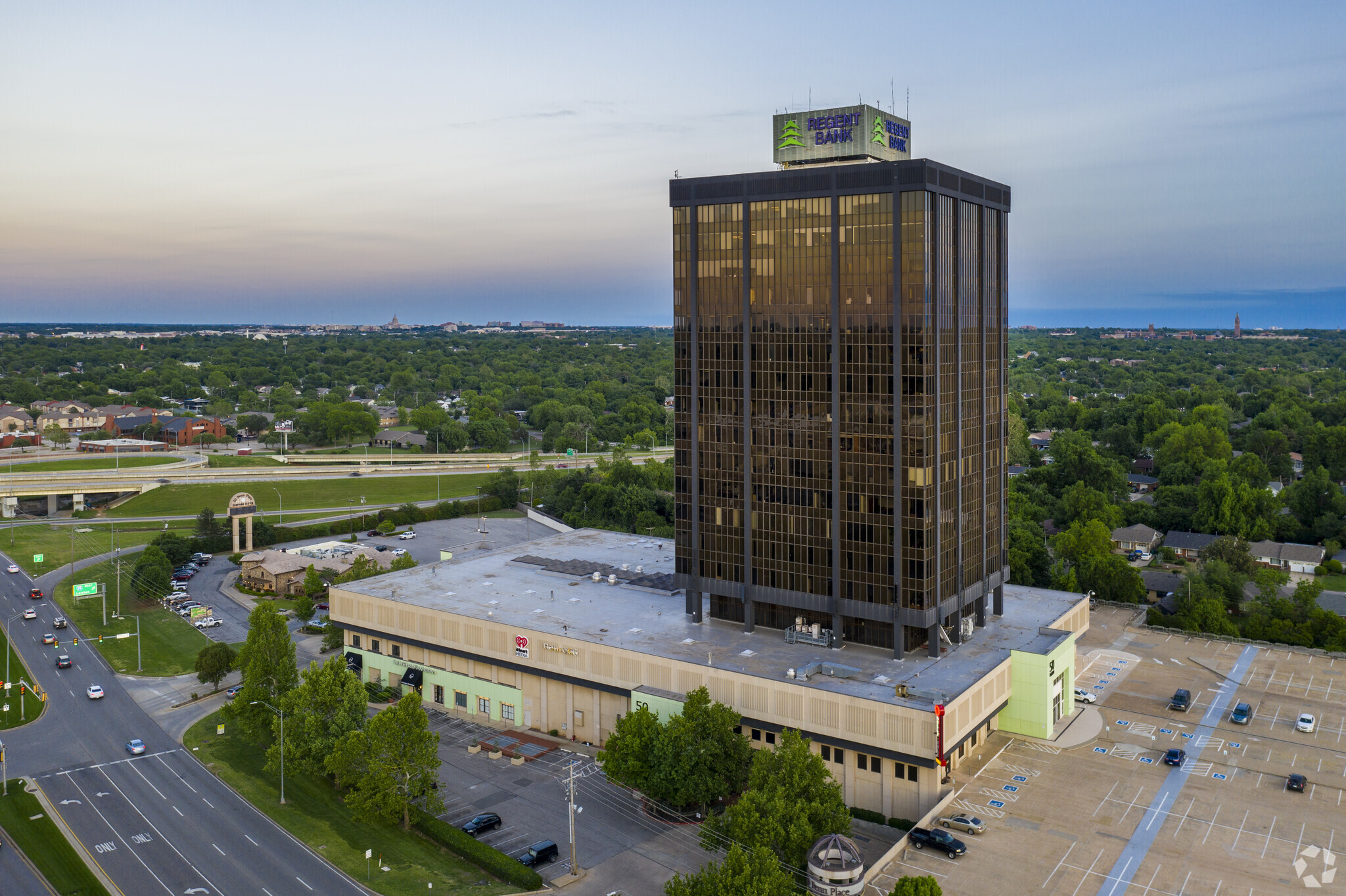 1900 NW Expressway, Oklahoma City, OK for lease Primary Photo- Image 1 of 29