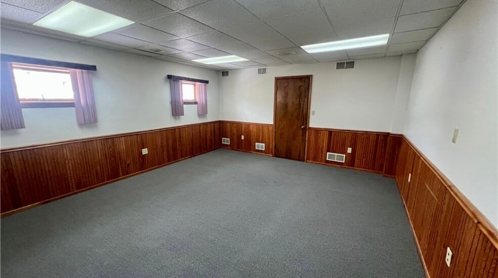 438 Line Ave, Ellwood City, PA for sale - Interior Photo - Image 3 of 12