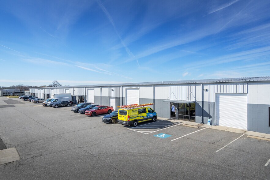 1349 South Park Dr, Kernersville, NC à louer - Photo du bâtiment - Image 3 de 4