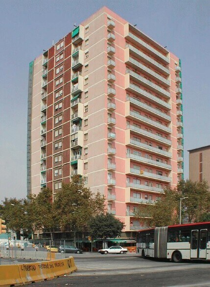 Immeuble residentiel dans Barcelone, Barcelona à vendre - Photo du bâtiment - Image 2 de 8
