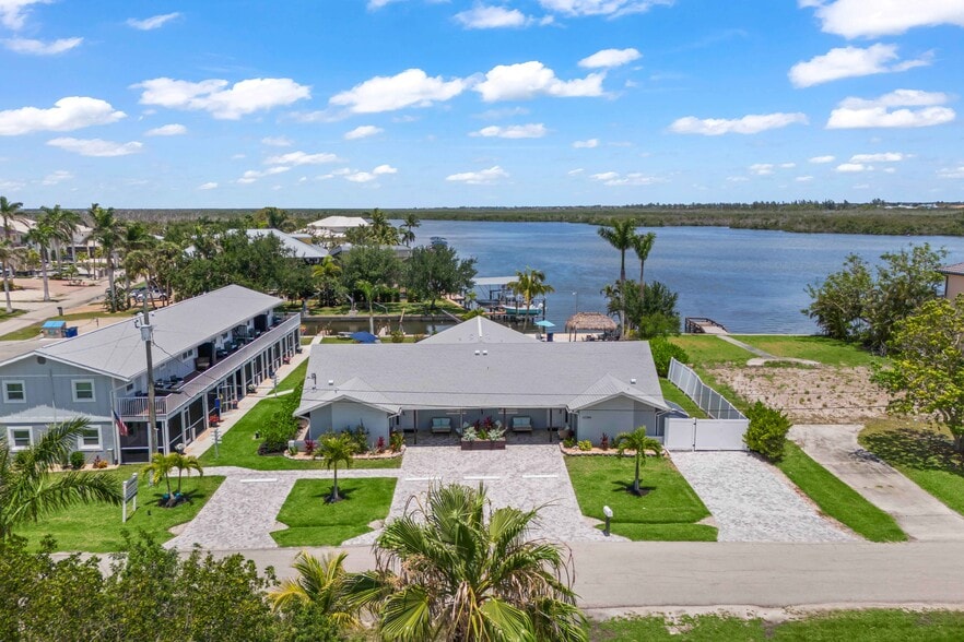 Matlacha on Shoreview portfolio of 2 properties for sale on LoopNet.ca - Building Photo - Image 3 of 98