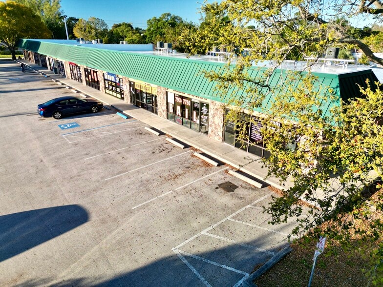 1800-1848 Airport Rd S, Naples, FL for lease - Building Photo - Image 2 of 4