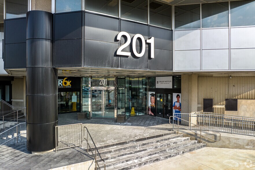 201 City Centre Dr, Mississauga, ON à louer - Photo du bâtiment - Image 2 de 20