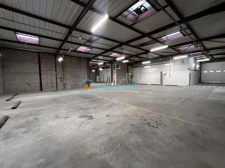 Flex in Neuilly-sur-Marne for lease - Interior Photo - Image 1 of 14
