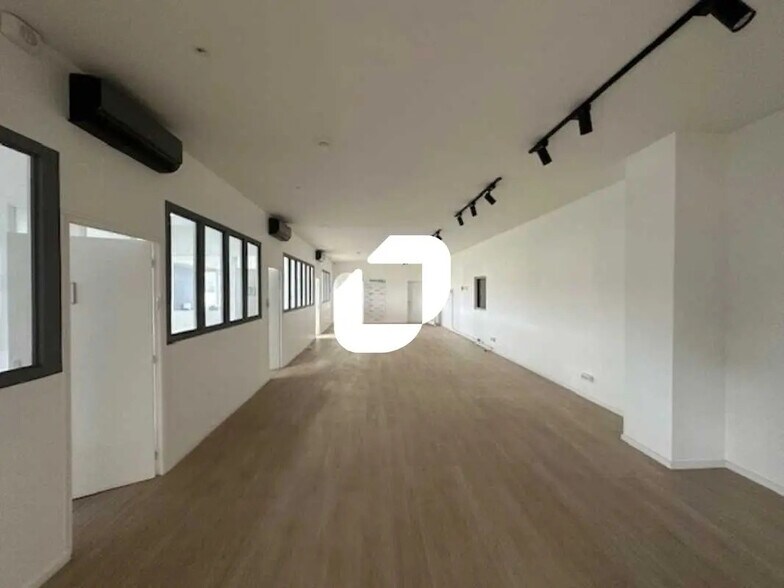 Office in Stains for lease - Interior Photo - Image 3 of 12