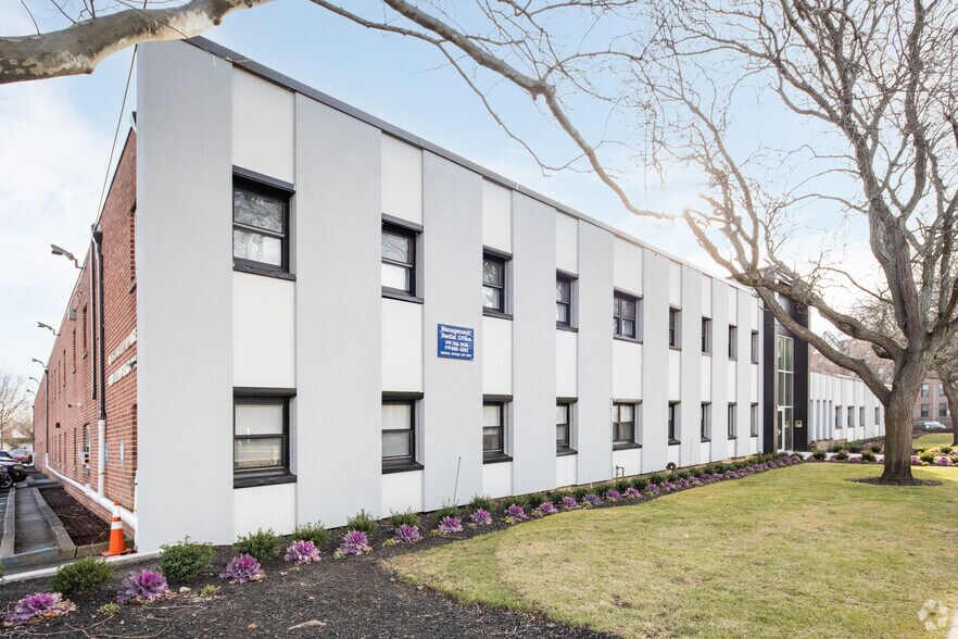 165 N Village Ave, Rockville Centre, NY à louer - Photo du bâtiment - Image 3 de 21