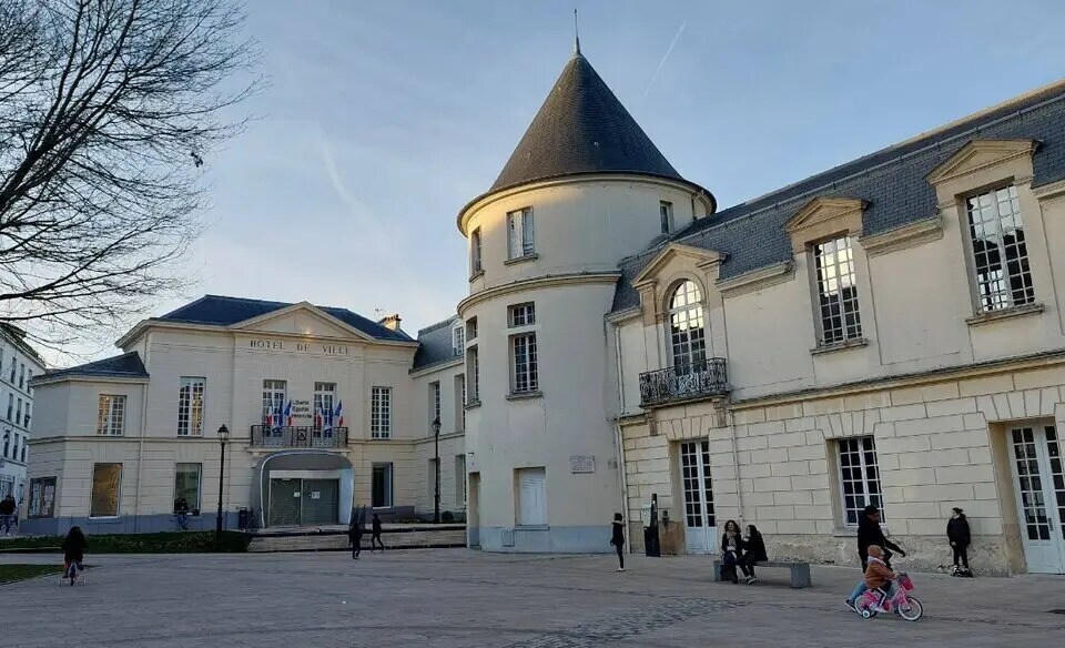 Retail in Clamart for lease Building Photo- Image 1 of 3