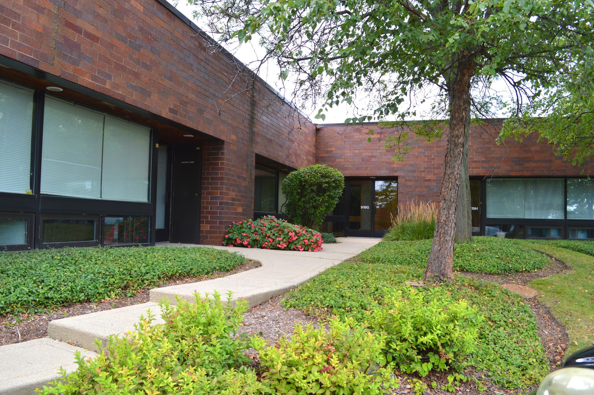 919 N Plum Grove Rd, Schaumburg, IL for sale Primary Photo- Image 1 of 14