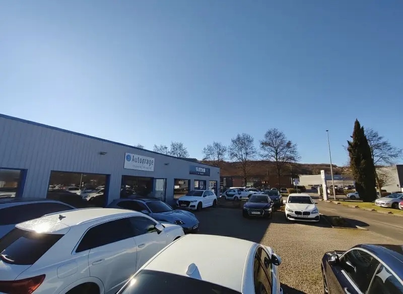 Retail in Bourgoin-Jallieu for lease - Building Photo - Image 3 of 9