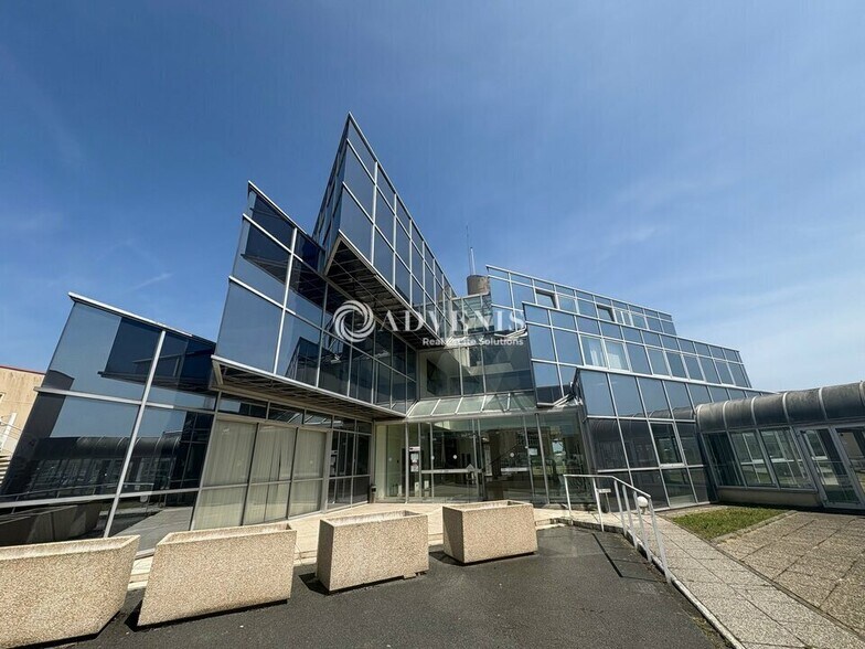 Office in Les Essarts-le-Roi for lease - Building Photo - Image 1 of 7