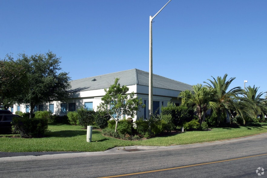 8961 Conference Dr, Fort Myers, FL à vendre - Photo du bâtiment - Image 3 de 7