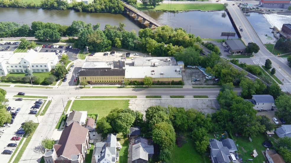 340 N Franklin St, Janesville, WI à vendre - Photo du bâtiment - Image 3 de 10