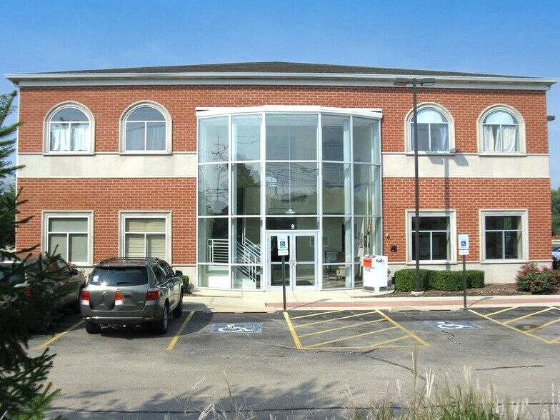 9 Crystal Lake Rd, Lake In The Hills, IL à louer - Photo du bâtiment - Image 1 de 16